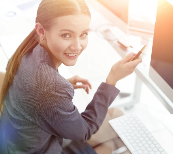 Donna soldi Manager seduto sul suo posto di lavoro — Foto Stock