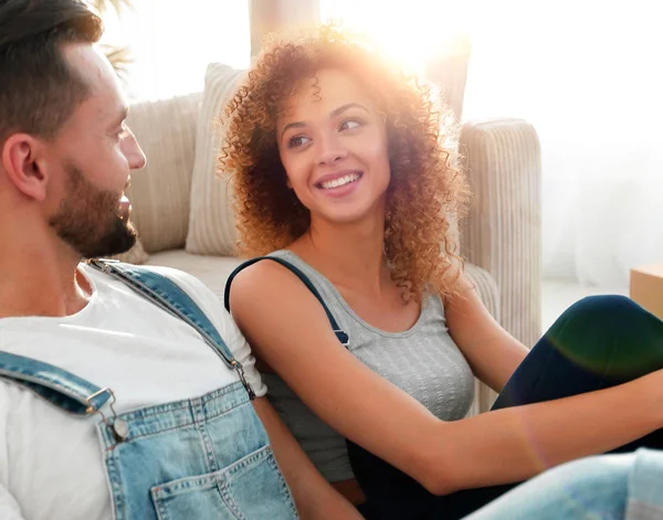 Primer plano de una feliz pareja casada sentada en un nuevo apartamento — Foto de Stock