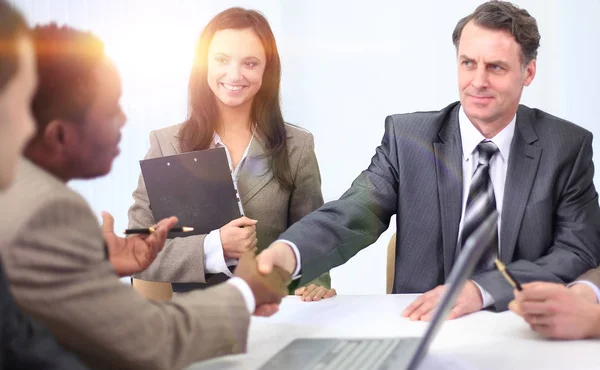 Handshake affärspartners på ett affärsmöte — Stockfoto