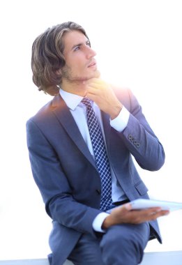 Tabletli modern iş adamı kopyalama alanına bakıyor