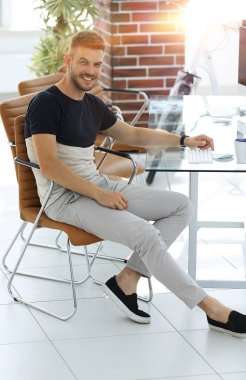 onun işyerinde oturan genç tasarımcı