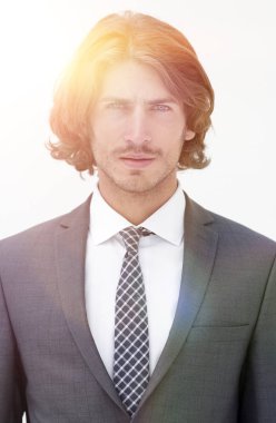 Takım elbise ve kravat şık genç adam