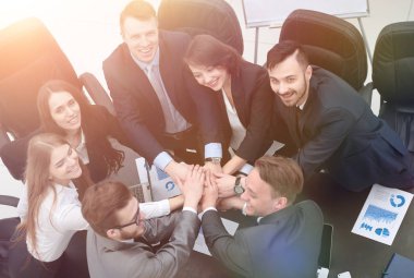 iş takım birlikte masada sıktı elleri ile