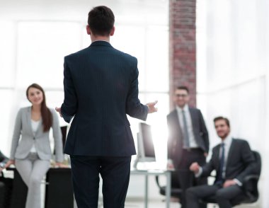 kadın onun alt çalışma ile memnun değil