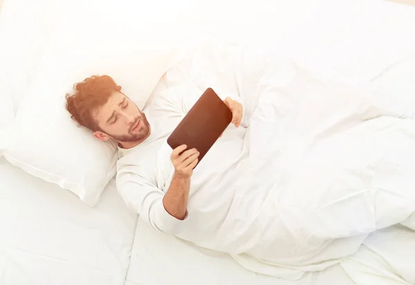 Imagem de fundo. homem lendo no tablet digital . — Fotografia de Stock