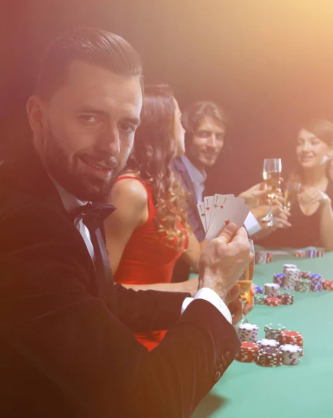 Przystojny mężczyzna gra w kasynie — Zdjęcie stockowe
