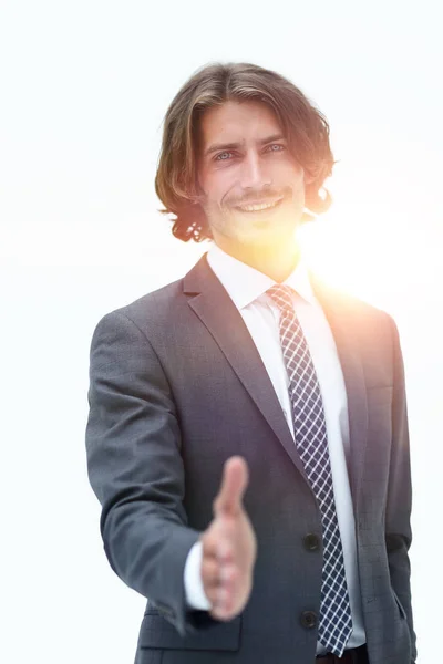 Uomo d'affari che offre stretta di mano a voi su sfondo bianco — Foto Stock