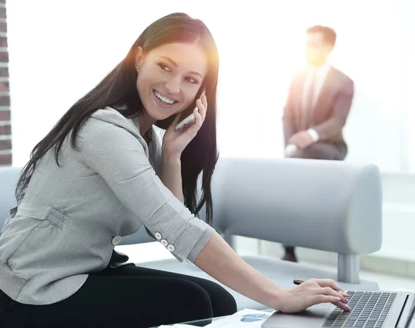 Assistente donna sul posto di lavoro . — Foto Stock