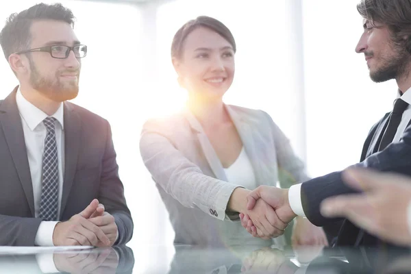 Handshake affärspartner för deras skrivbord — Stockfoto