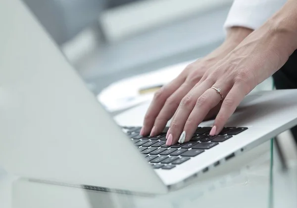 Närbild. kvinnliga händer på en laptop tangentbord. — Stockfoto