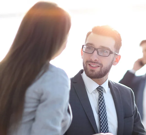 Zelfverzekerde man in gesprek met zijn interviewer tijdens een sollicitatiegesprek — Stockfoto