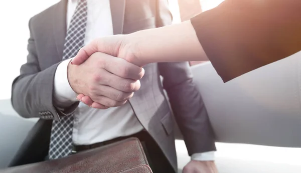 Geschäftsmann schüttelt seiner Partnerin die Hand, um einen Deal zu besiegeln — Stockfoto