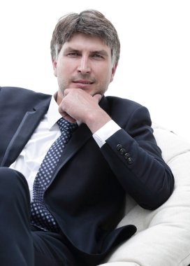 yakın çekim. Kendine güvenen işadamı bir sandalyede oturuyor