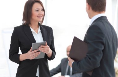 iş arkadaşları ofiste iş sorunları tartışıyor