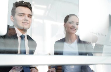 modern bir ofis pencerenin arkasında çalışanlar