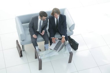 dizüstü bilgisayarda veri tartışırken iş arkadaşları.