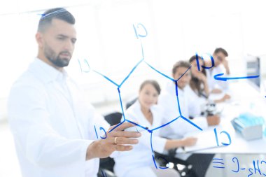 Camın arkasından. Laboratuarda blackboard yakın duran bir bilim adamı.