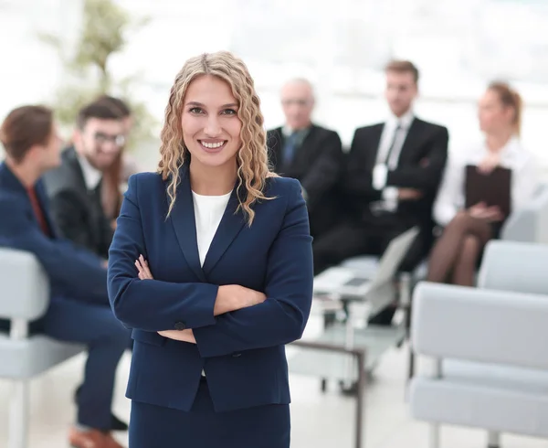 Framgångsrik affärskvinna på bakgrunden av business-team — Stockfoto