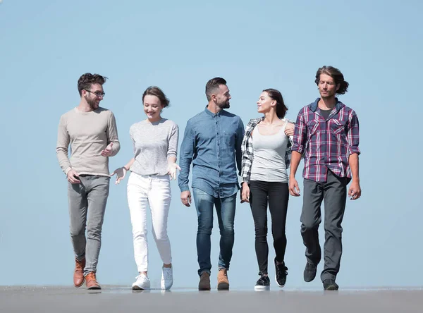 Equipo de jóvenes creativos .al aire libre — Foto de Stock