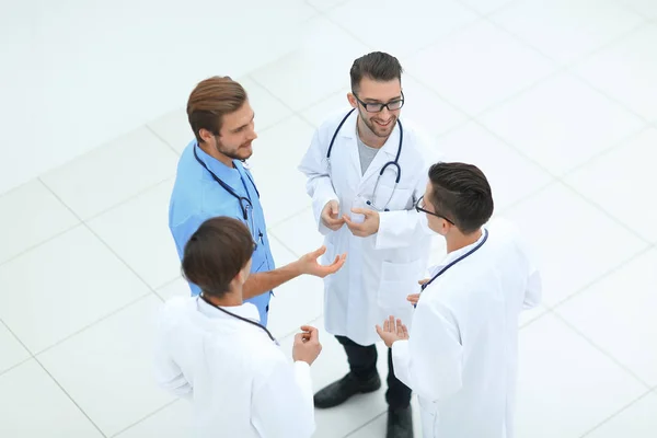 Sorridente gruppo di medici discutere — Foto Stock
