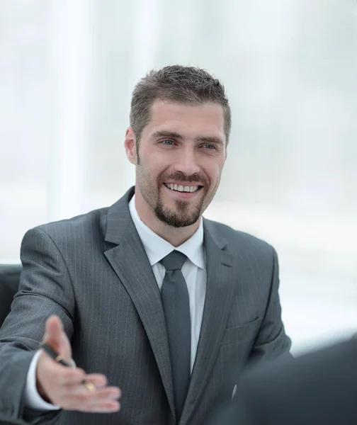 Närbild. Manager och klienten diskuterar villkoren för avtalet på kontoret. — Stockfoto