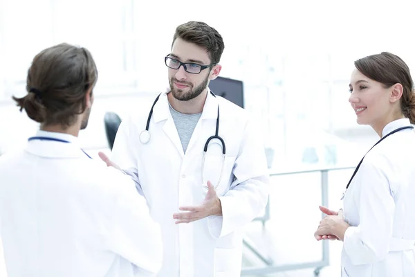 Medical staff discuss in a modern hospital room — Stock Photo, Image