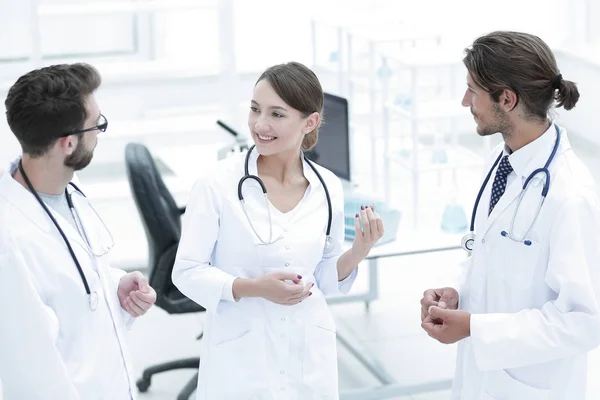 Equipo de diferentes doctores conversando — Foto de Stock