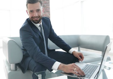 modern insan ofis lobisinde laptop çalışma.