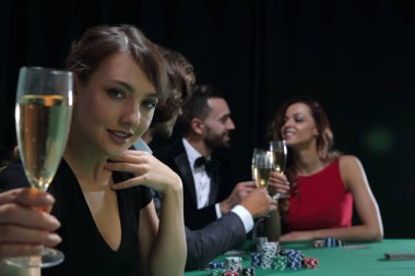 Kumarhanede oynayan genç ve güzel bir kadın.