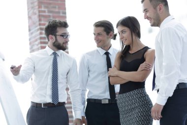 yeni bir fikir tartışırken iş takım.