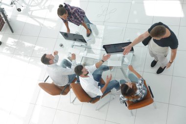 Üstten Görünüm yaratıcı ekibi ofiste çalışıyor