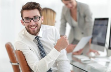 ekranın önünde oturan deneyimli programcılar.