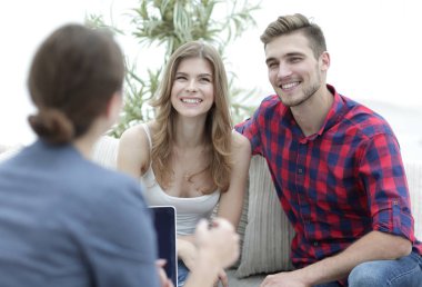 Aile psikologu ile terapi seansında genç mutlu bir çift.