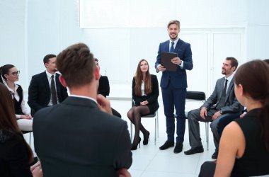 İş takım için bir rapor Yöneticisi okur.