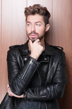 Deri ceketli adam modası, ahşap arka plan