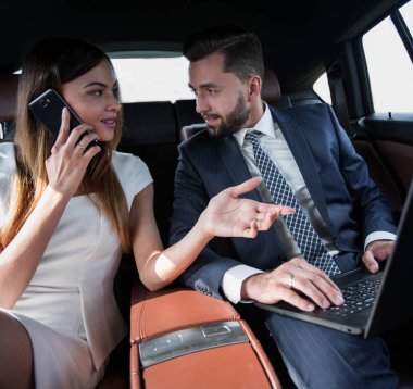 arabanın arka koltuğunda telefonda konuşurken işkadını