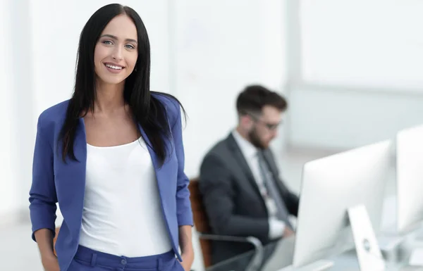 Éxito joven mujer de negocios con encantadora sonrisa confiada — Foto de Stock