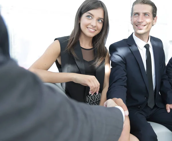 Handshake Manager și clientul la o întâlnire în holul biroului . — Fotografie, imagine de stoc