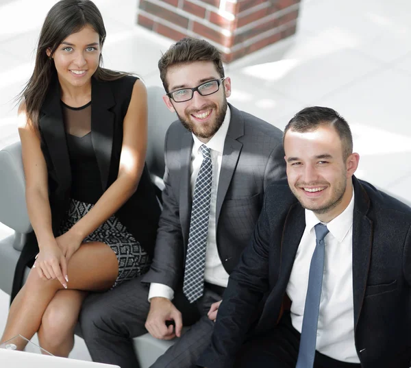 Retrato de uma equipe de negócios sorridente sentada no lobby do escritório — Fotografia de Stock