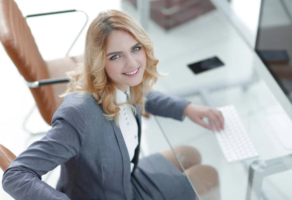 Geschäftsfrau tippt auf Computertastatur — Stockfoto