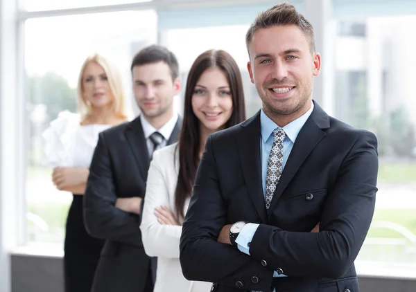 Primer plano. líder de pie frente al equipo de negocios — Foto de Stock