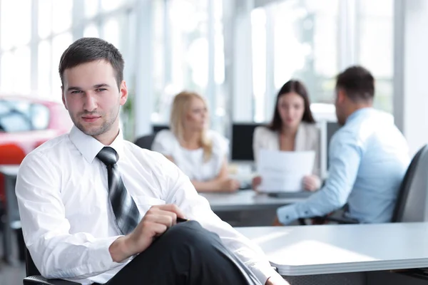 Retrato de empresário confiante sentado na mesa — Fotografia de Stock