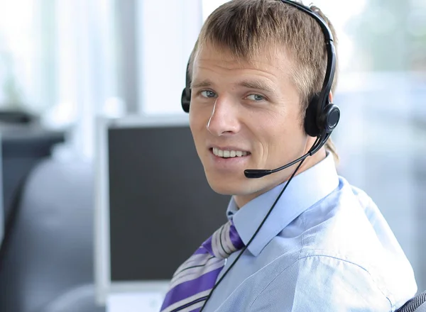 Gelukkig zakenman in koptelefoon glimlachend terwijl het kijken naar de camera. — Stockfoto