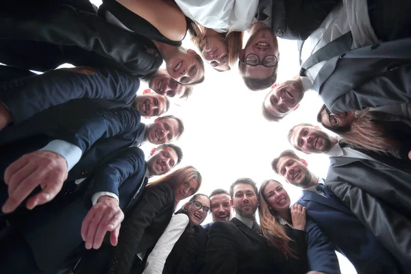 Grande business team sta formando un cerchio e guardando la fotocamera — Foto Stock