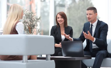ofis lobisinde konuşurken iş takım