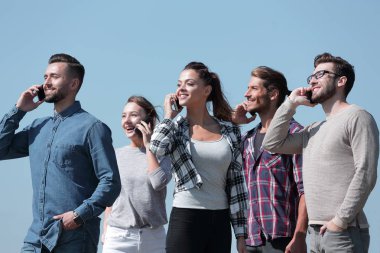 akıllı telefonlar ile gençlerin bir grup closeup.