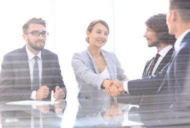 glass.handshake iş adamları arkasından
