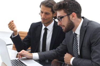dizüstü bilgisayarda çalışan iki iş adamları.