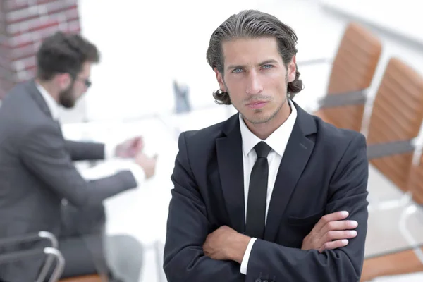 Biznesmen stojący w swoim biurze — Zdjęcie stockowe