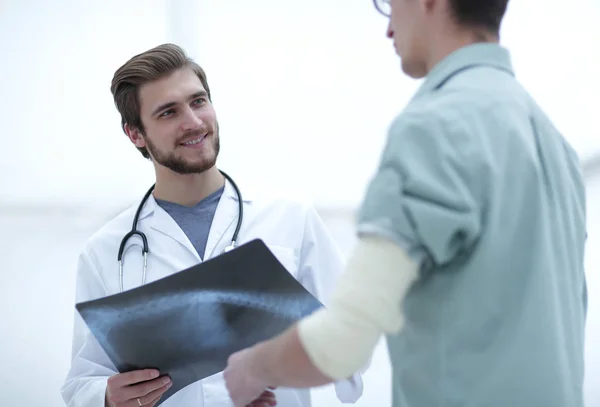 Cirujano ortopédico que examina una radiografía del paciente — Foto de Stock